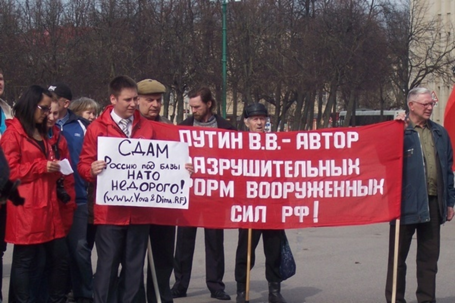 митинг навального 2021 в москве. протесты в россии 2021 навальный. забастовка. он протестует против конфликтов. избиение митингующих против войны.