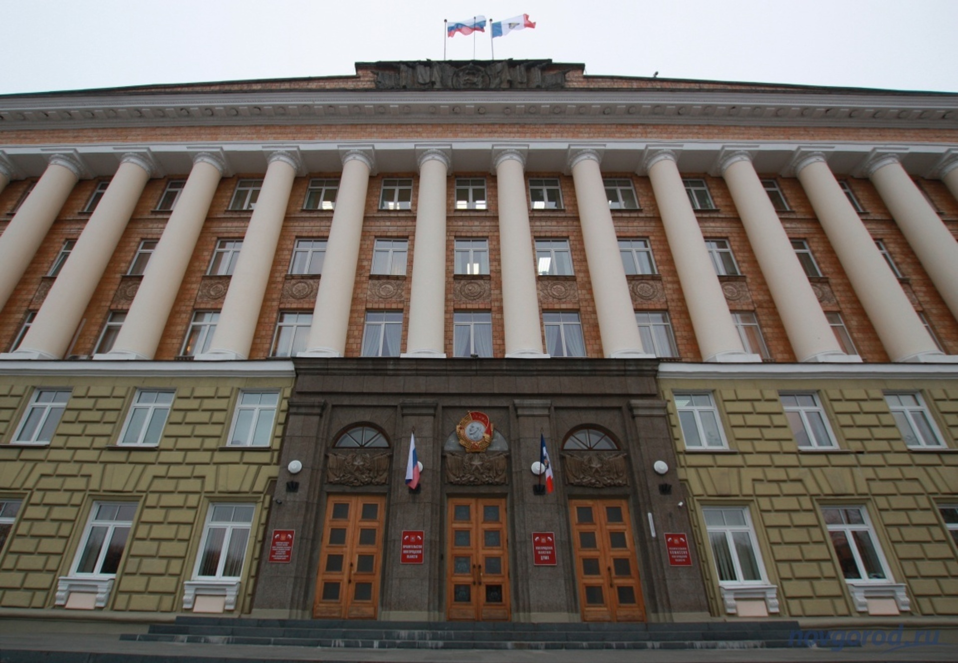 Дума новгородской области. Правительство Новгородской области Великий Новгород. Областная Дума Великого Новгорода. Здание правительства Новгородской области.