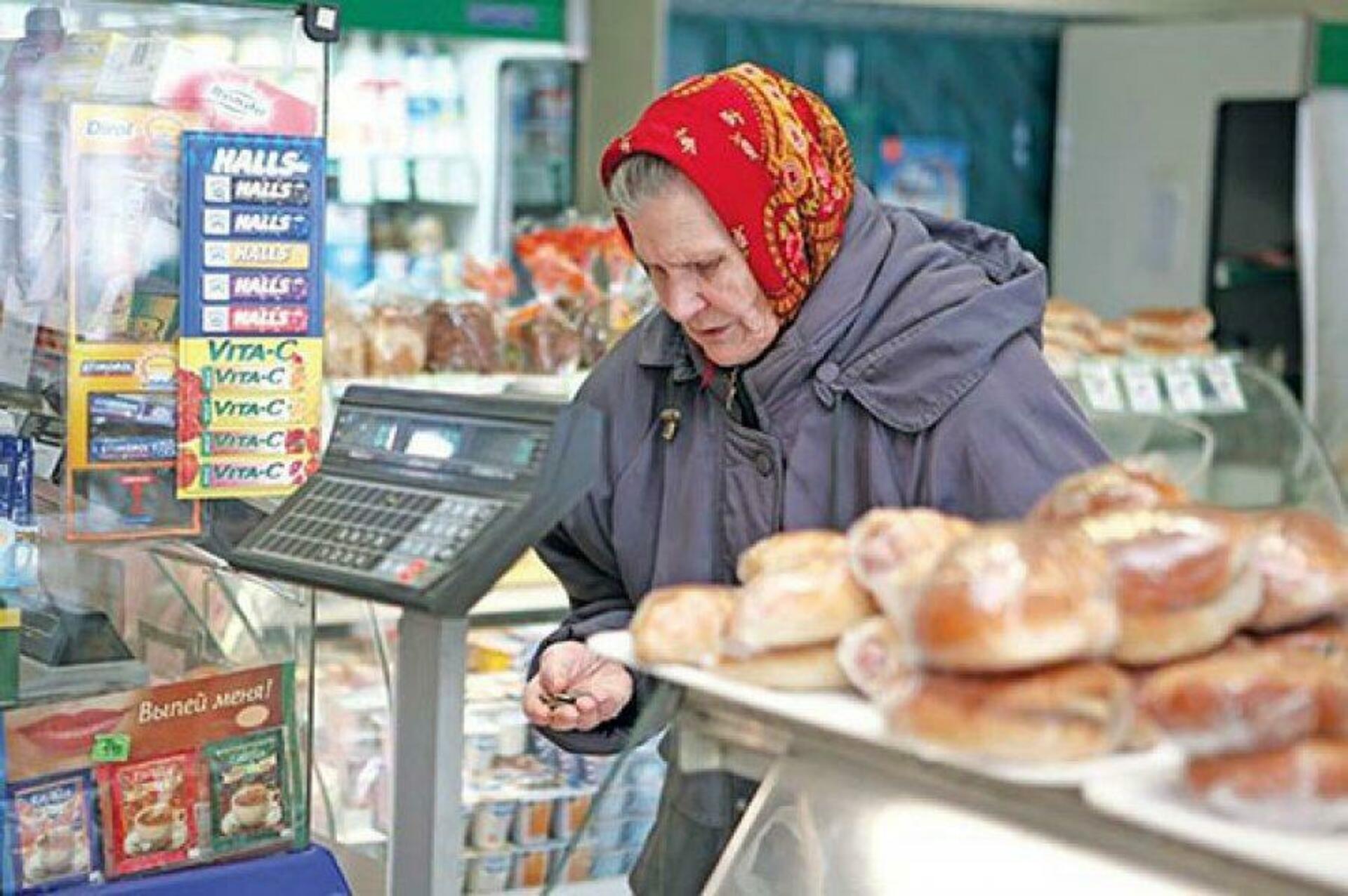 Хлеб бабушки. Бабушка с хлебом в магазине. Бабушка на кассе. Пенсионер в продуктовом магазине. Бабуля в кассе.