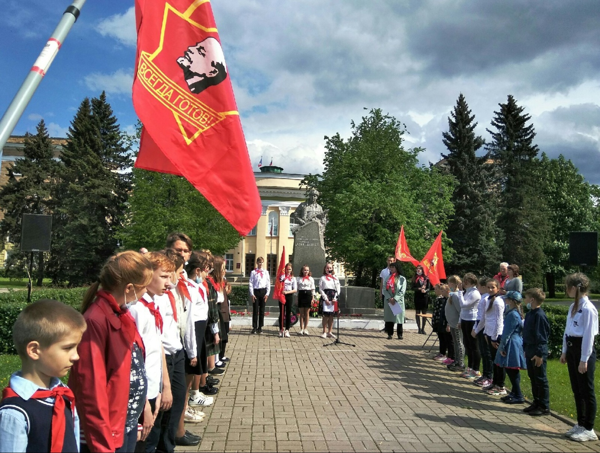 Фото на день пионерии в школе